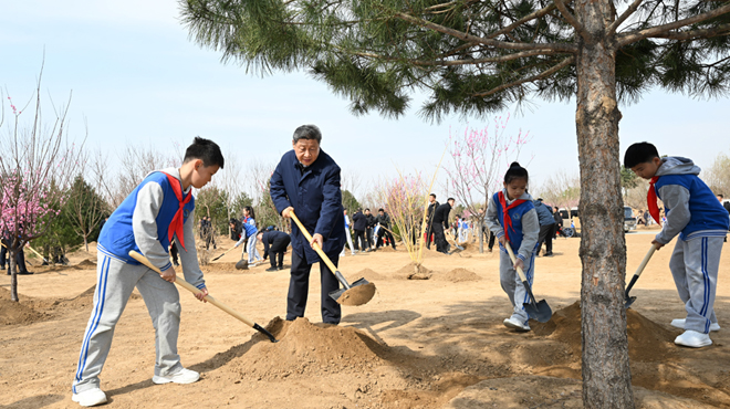 习近平在参加首都义务植树活动时强调：汇聚共建美丽中国磅礴力量 让祖国大地更加绿意盎然生机勃发